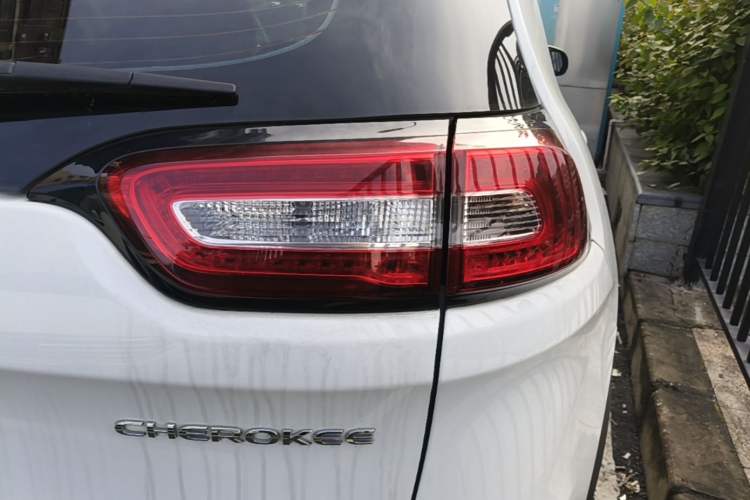 Used Jeep Cherokee 2016 2.0L Superior Edition Exterior 3