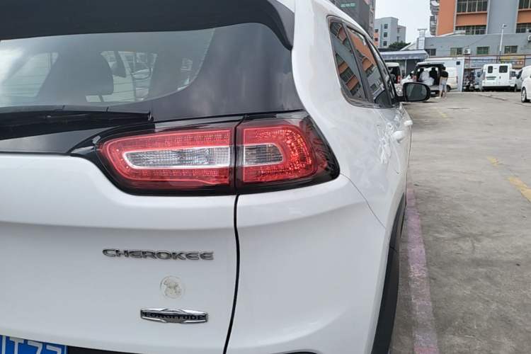 Used Jeep Cherokee 2016 2.0L Superior Edition Exterior 3