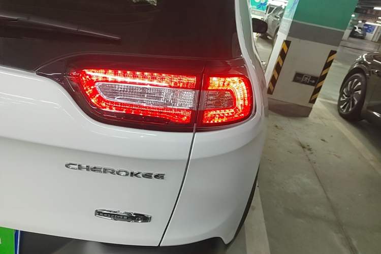 Used Jeep Cherokee 2016 2.0L Superior Edition Exterior 3
