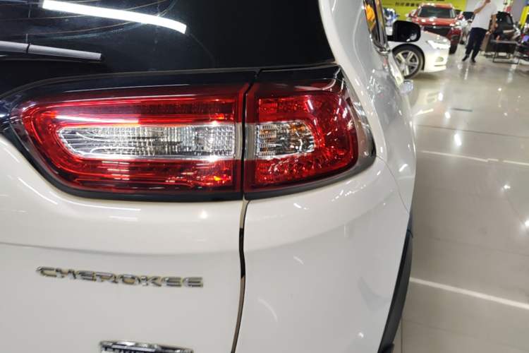 Used Jeep Cherokee 2016 2.4L Leading Edition Exterior 3