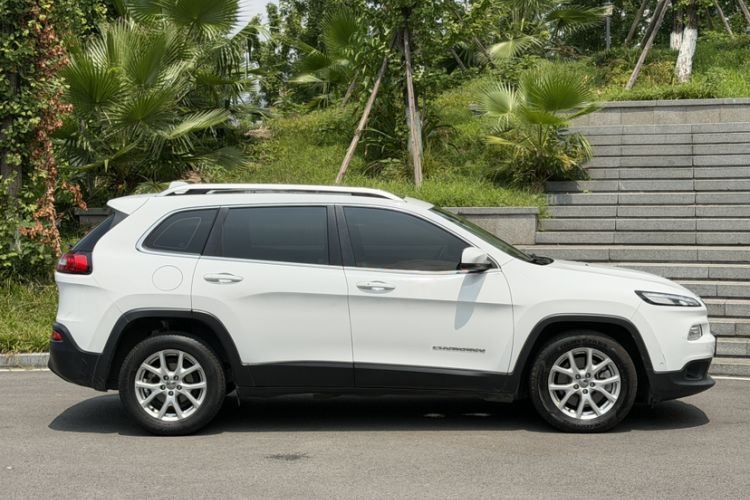 Used Jeep Cherokee 2016 2.0L Superior Edition Exterior 3