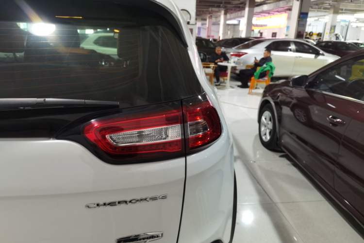 Used Jeep Cherokee 2016 2.0L Superior Edition Exterior 3