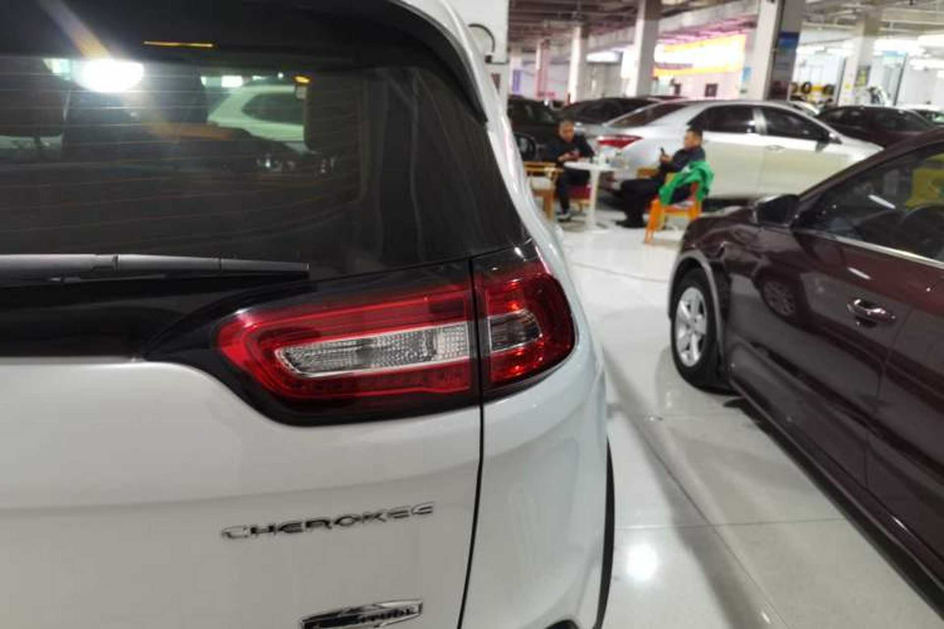 Used Jeep Cherokee 2016 2.0L Superior Edition Exterior 3