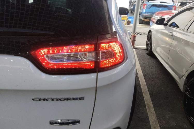 Used Jeep Cherokee 2016 2.4L Professional Edition Exterior 3