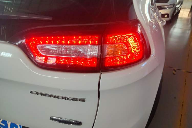 Used Jeep Cherokee 2016 2.4L Leading Smart Version Exterior 3