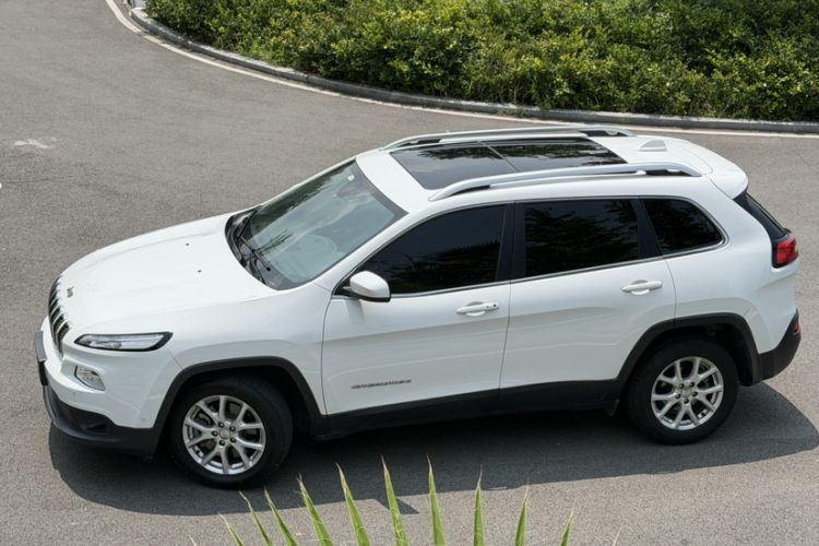 Used Jeep Cherokee 2016 2.0L Superior Edition Exterior 4