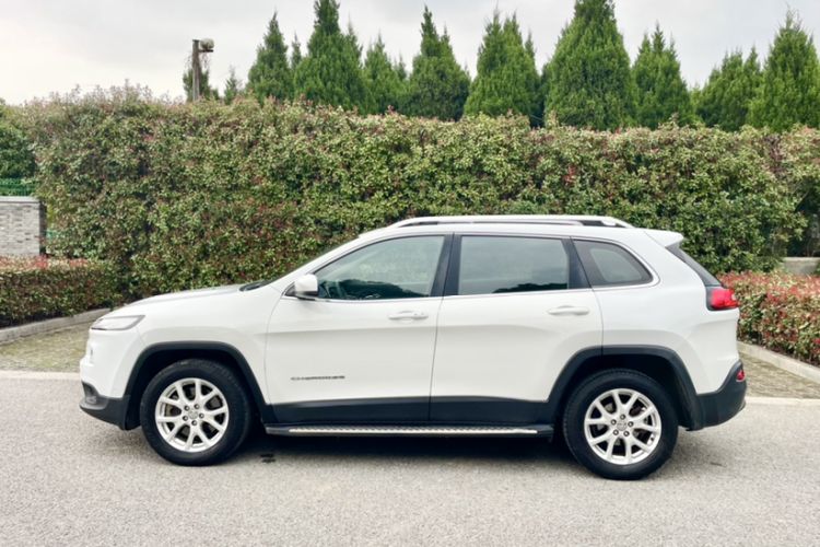 Used Jeep Cherokee 2016 2.0L Superior Edition Exterior 4