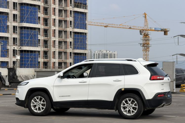 Used Jeep Cherokee 2016 2.4L Professional Edition Exterior 4