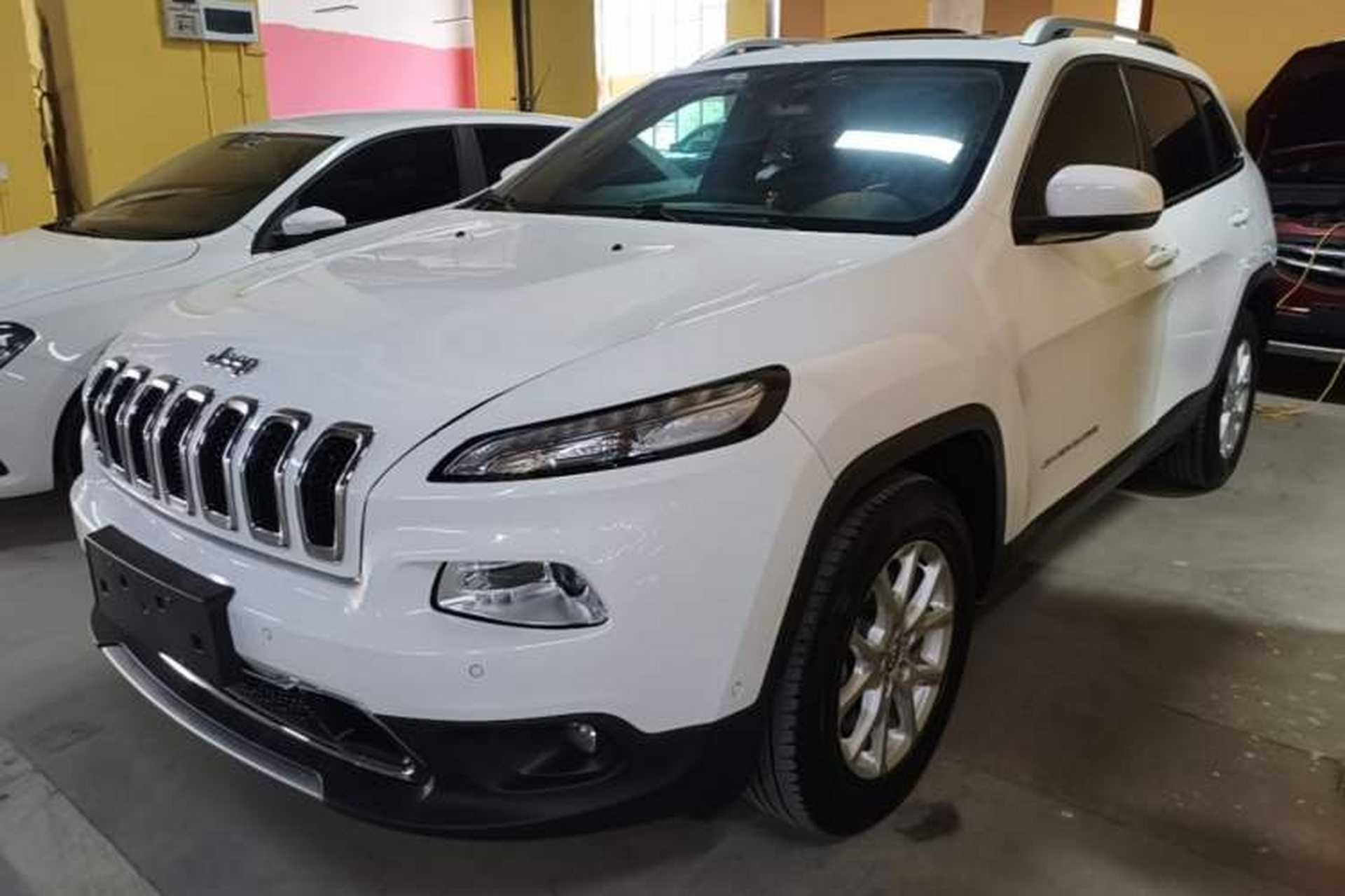 Used Jeep Cherokee 2016 2.4L Professional Edition Front Left 45 Deg