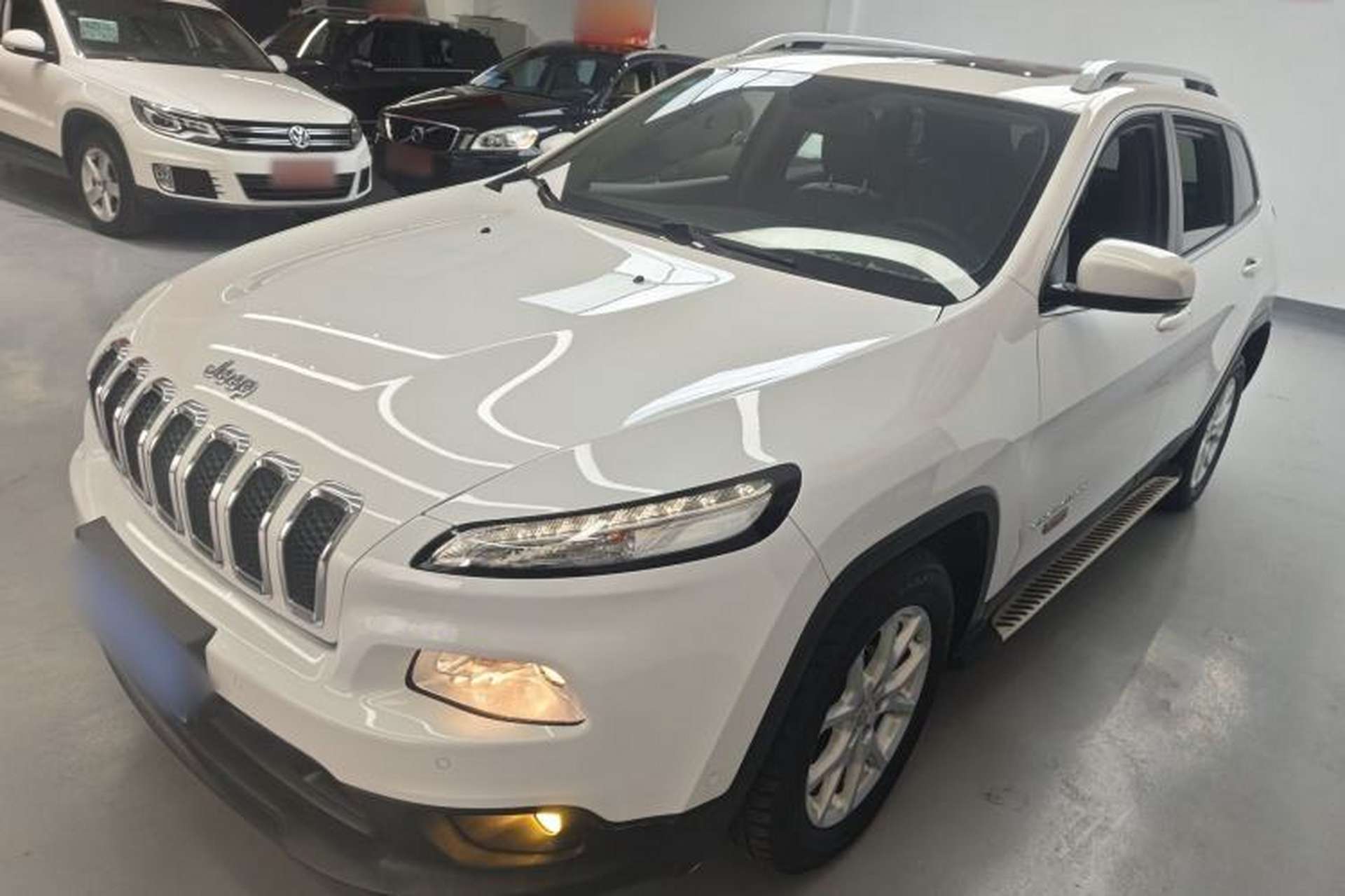 Used Jeep Cherokee 2016 2.4L Leading Edition Front Left 45 Deg