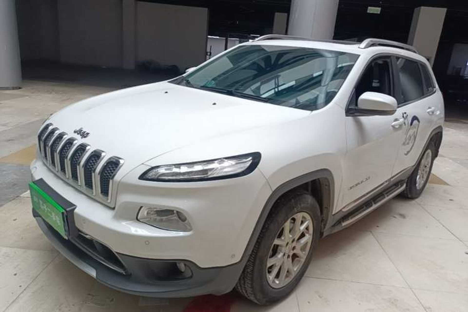 Used Jeep Cherokee 2016 2.4L Professional Smart Version Front Left 45 Deg