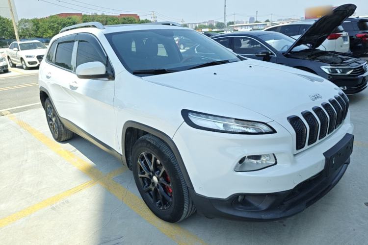 Used Jeep Cherokee 2016 2.4L Leading Edition Front Right 45 Deg