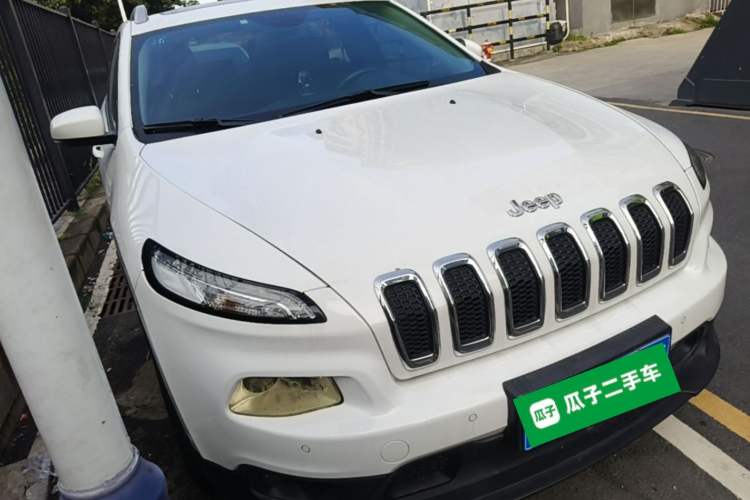 Used Jeep Cherokee 2016 2.0L Superior Edition Front Right 45 Deg