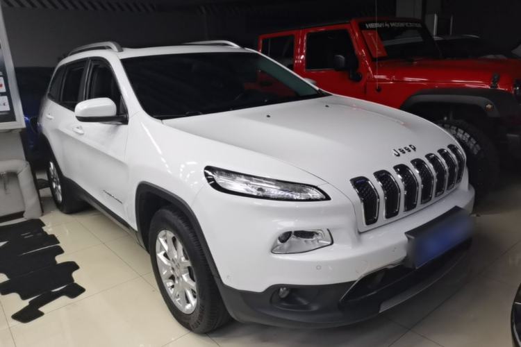 Used Jeep Cherokee 2016 2.4L Professional Edition Front Right 45 Deg