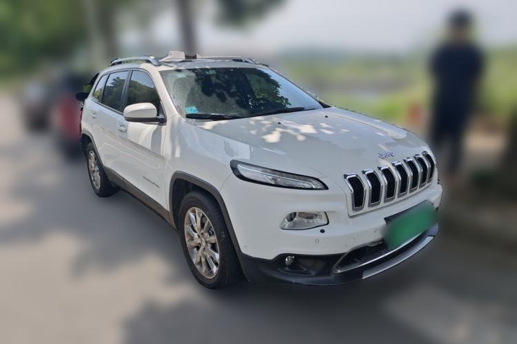 Used Jeep Cherokee 2016 2.4L Superior Edition Front Right 45 Deg