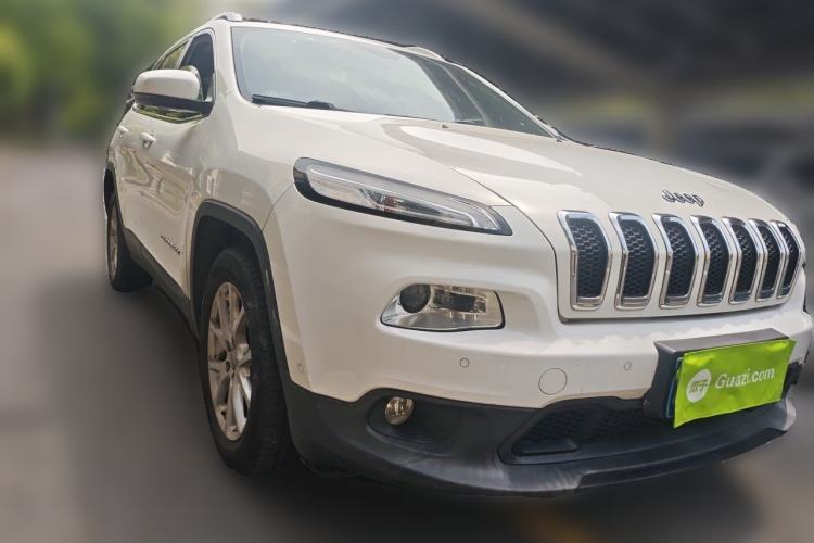 Used Jeep Cherokee 2016 2.0L Superior Edition Front Right 45 Deg