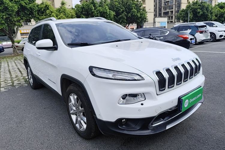 Used Jeep Cherokee 2016 2.4L Superior Edition Front Right 45 Deg