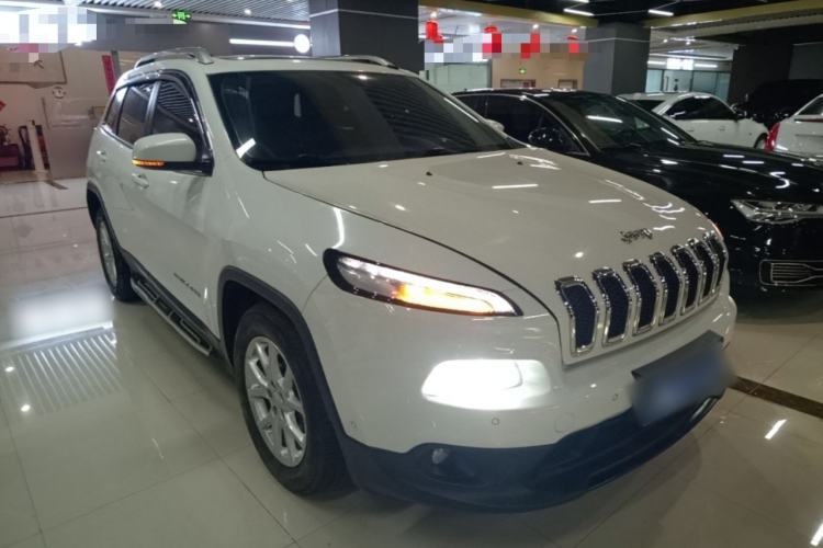 Used Jeep Cherokee 2016 2.4L Leading Smart Version Front Right 45 Deg