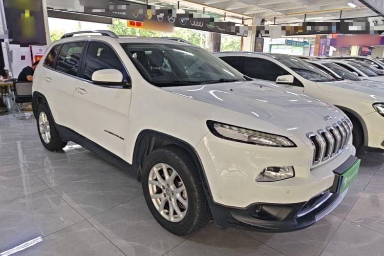 Used Jeep Cherokee 2016 2.4L Professional Smart Version Front Right 45 Deg