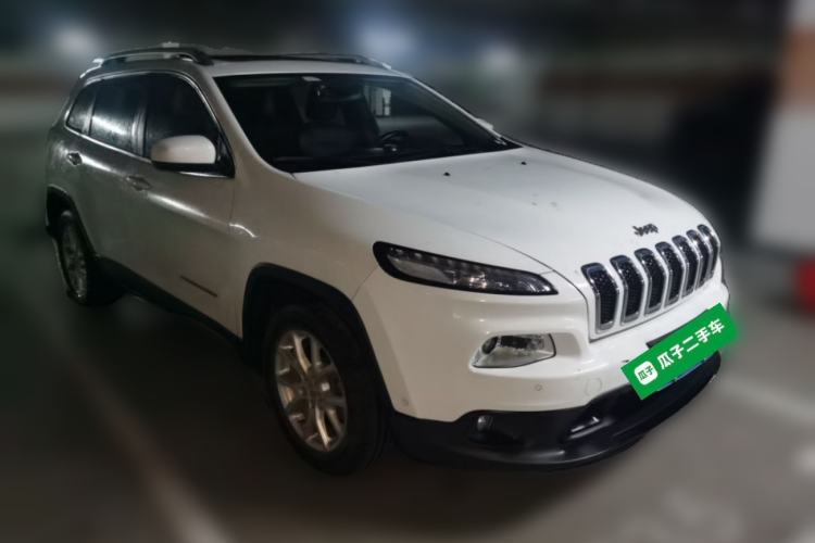 Used Jeep Cherokee 2016 2.0L Superior Edition Front Right 45 Deg