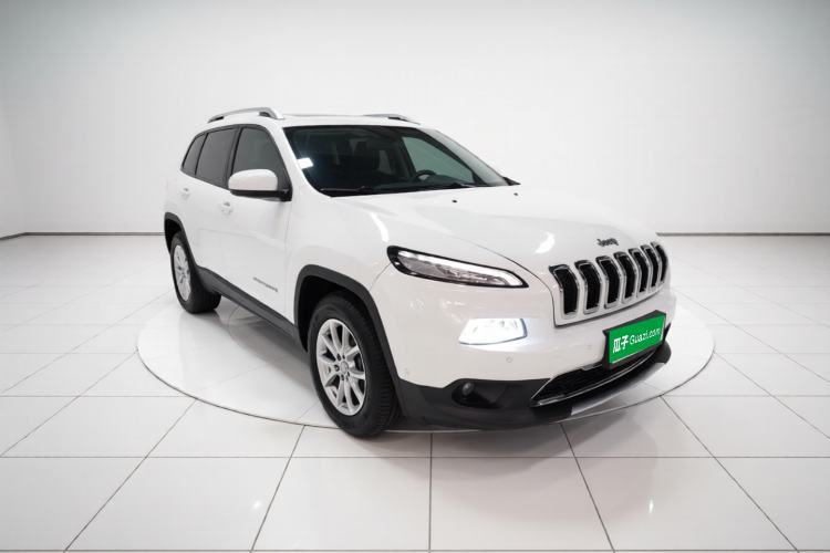 Used Jeep Cherokee 2016 2.4L Professional Edition Front Right 45 Deg