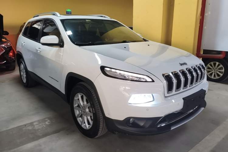 Used Jeep Cherokee 2016 2.4L Professional Edition Front Right 45 Deg