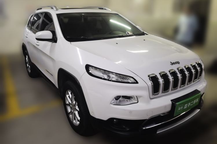 Used Jeep Cherokee 2016 2.4L Professional Smart Version Front Right 45 Deg