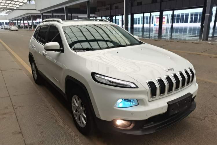 Used Jeep Cherokee 2016 2.4L Leading Edition Front Right 45 Deg