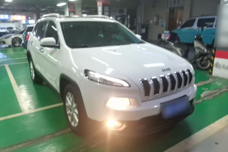 Used Jeep Cherokee 2016 2.0L Superior Edition Front Right 45 Deg