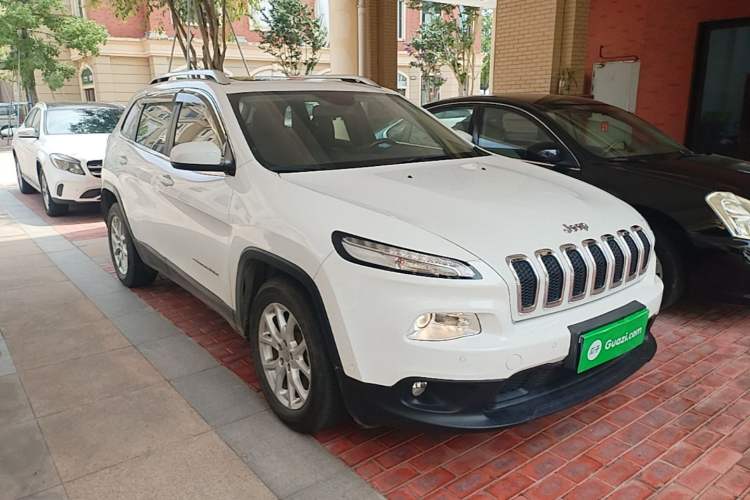 Used Jeep Cherokee 2016 2.0L Superior Edition Front Right 45 Deg