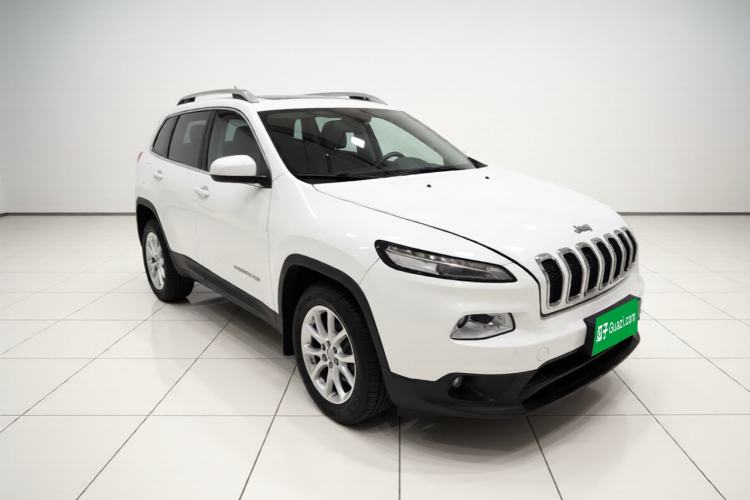 Used Jeep Cherokee 2016 2.0L Superior Edition Front Right 45 Deg