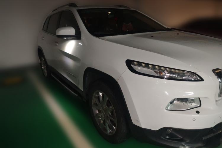 Used Jeep Cherokee 2016 2.4L Superior Edition Front Right 45 Deg