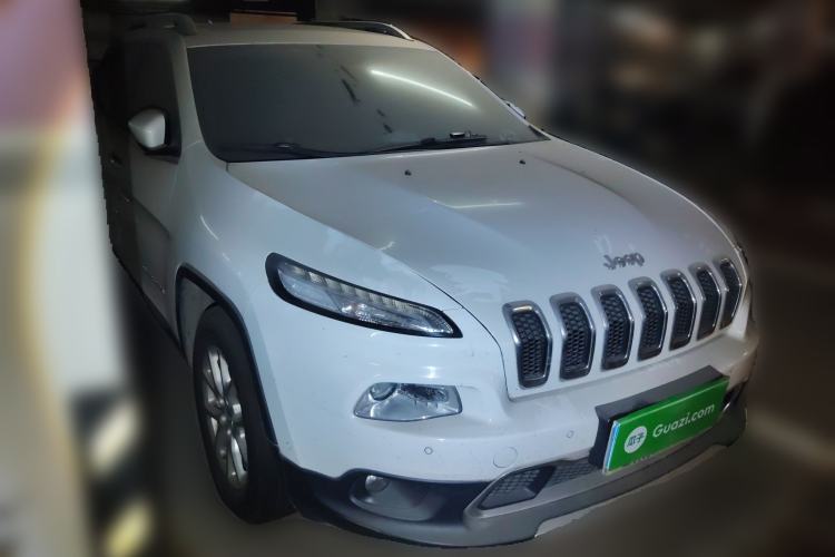Used Jeep Cherokee 2016 2.4L Professional Smart Version Front Right 45 Deg