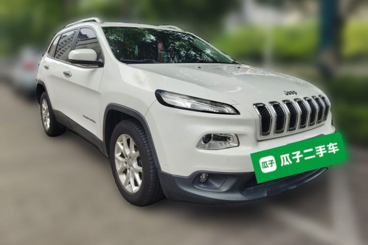 Used Jeep Cherokee 2016 2.0L Smart Version Front Right 45 Deg