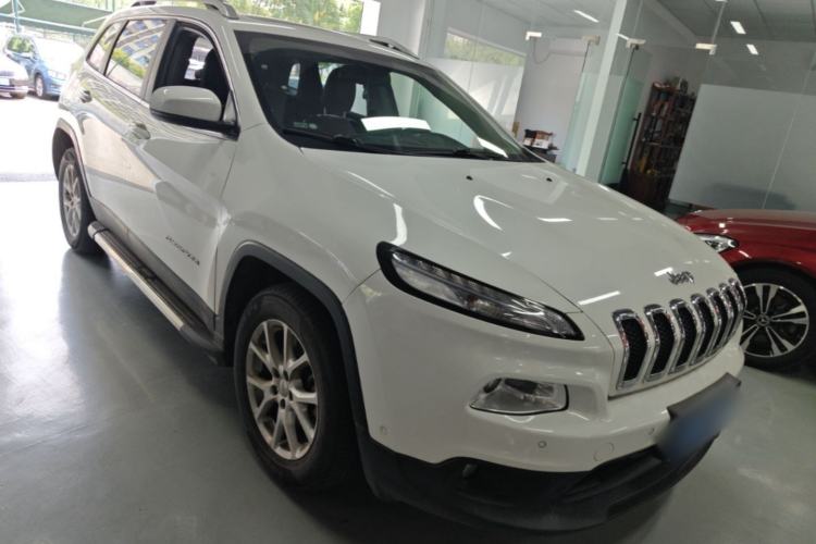 Used Jeep Cherokee 2016 2.4L Leading Edition Front Right 45 Deg