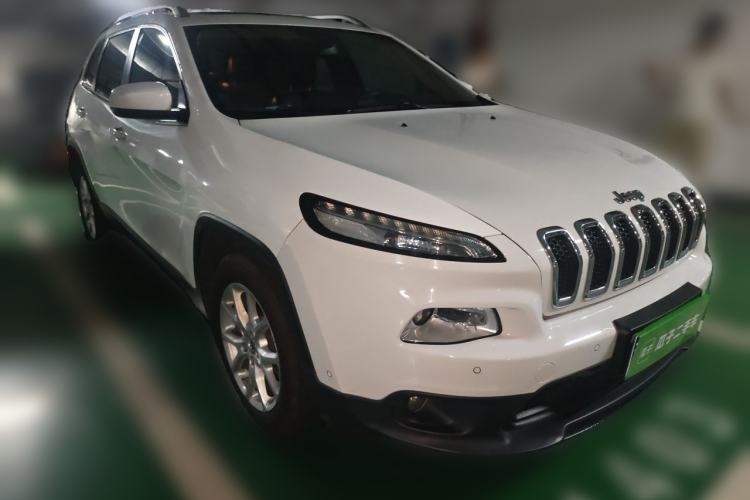 Used Jeep Cherokee 2016 2.0L Superior Edition Front Right 45 Deg