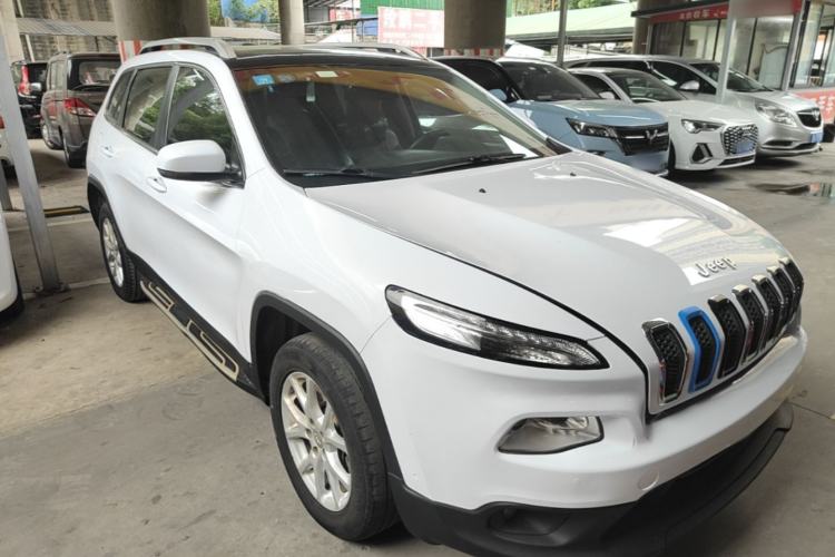 Used Jeep Cherokee 2016 2.0L Superior Edition Front Right 45 Deg