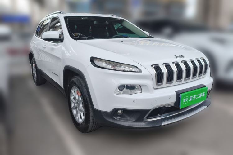 Used Jeep Cherokee 2016 2.4L Professional Edition Front Right 45 Deg