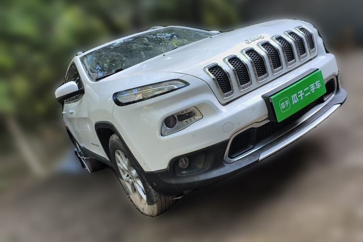 Used Jeep Cherokee 2016 2.4L Professional Smart Version Front Right 45 Deg