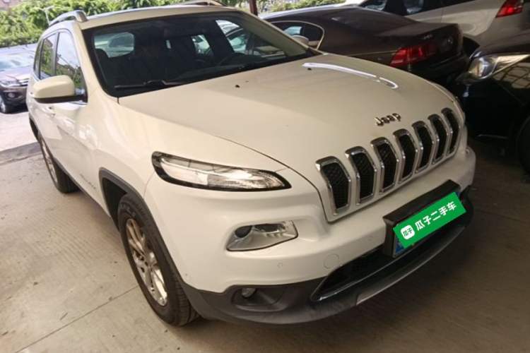 Used Jeep Cherokee 2016 2.4L Professional Edition Front Right 45 Deg