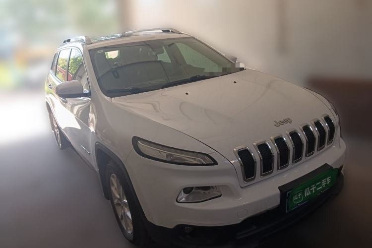 Used Jeep Cherokee 2016 2.0L Superior Edition Front Right 45 Deg
