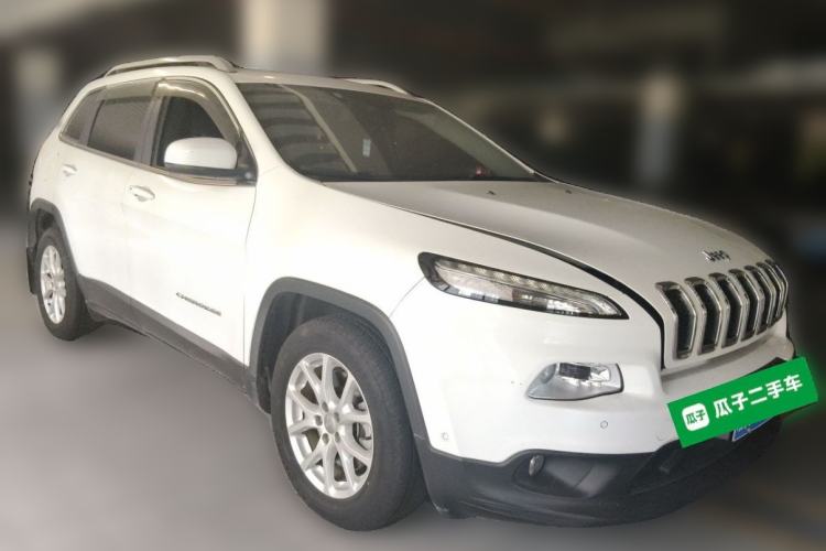 Used Jeep Cherokee 2016 2.4L Leading Smart Version Front Right 45 Deg