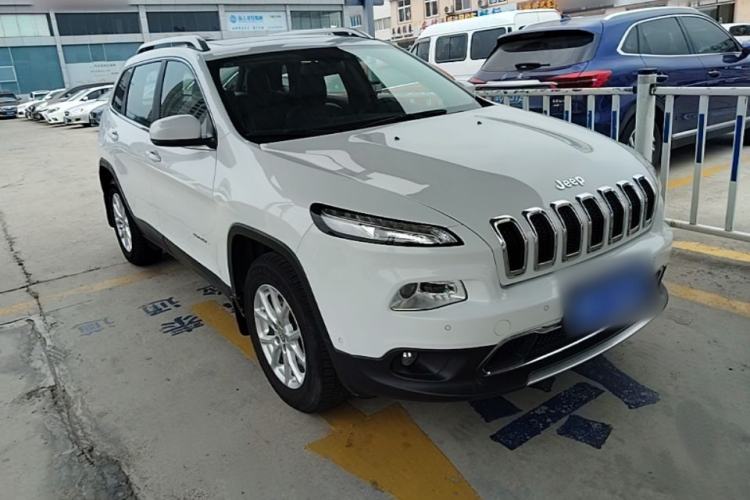 Used Jeep Cherokee 2016 2.4L Professional Smart Version Front Right 45 Deg