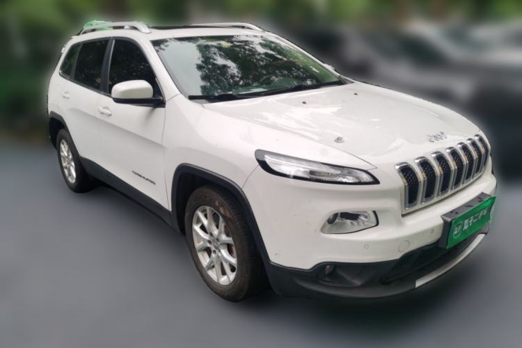 Used Jeep Cherokee 2016 2.0L Superior Edition Front Right 45 Deg