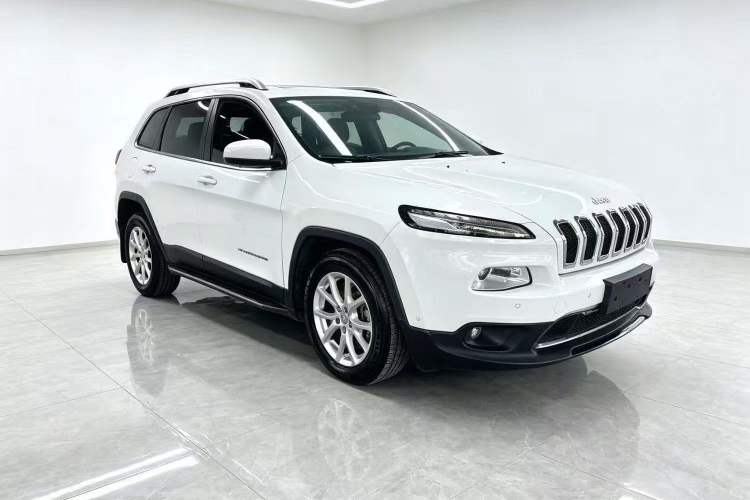 Used Jeep Cherokee 2016 2.0L Leading Edition Front Right 45 Deg
