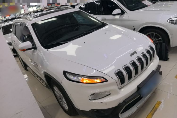 Used Jeep Cherokee 2016 2.0L Superior Edition Front Right 45 Deg