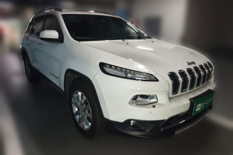 Used Jeep Cherokee 2016 2.4L Superior Edition Front Right 45 Deg