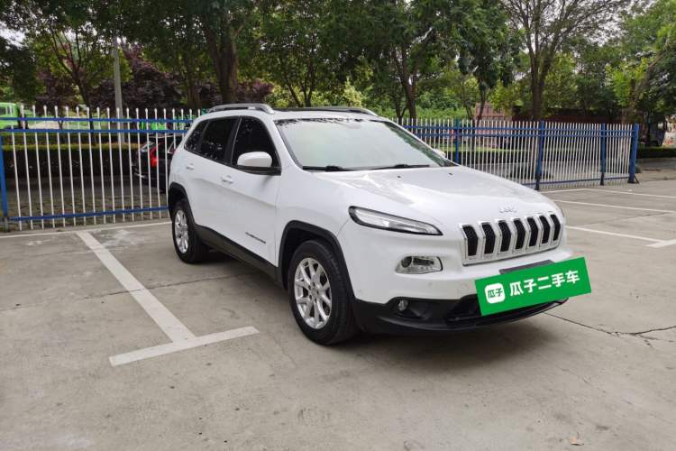 Used Jeep Cherokee 2016 2.0L Superior Edition Front Right 45 Deg