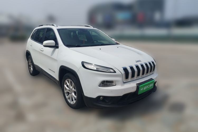 Used Jeep Cherokee 2016 2.4L Leading Smart Version Front Right 45 Deg