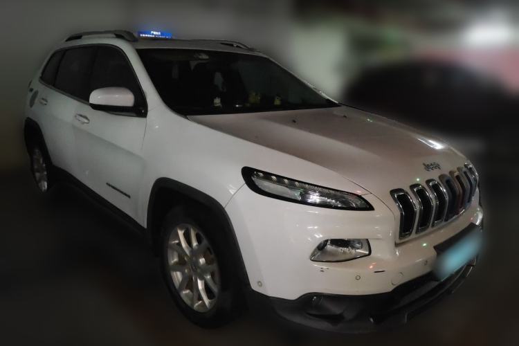 Used Jeep Cherokee 2016 2.0L Superior Edition Front Right 45 Deg